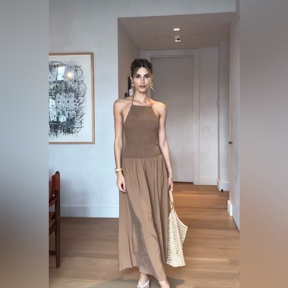 LAST ONE!!! ZARA VIRAL BLOGGERS’ FAVORITE FLOWY HALTER DRESS - Picture 4 of 16